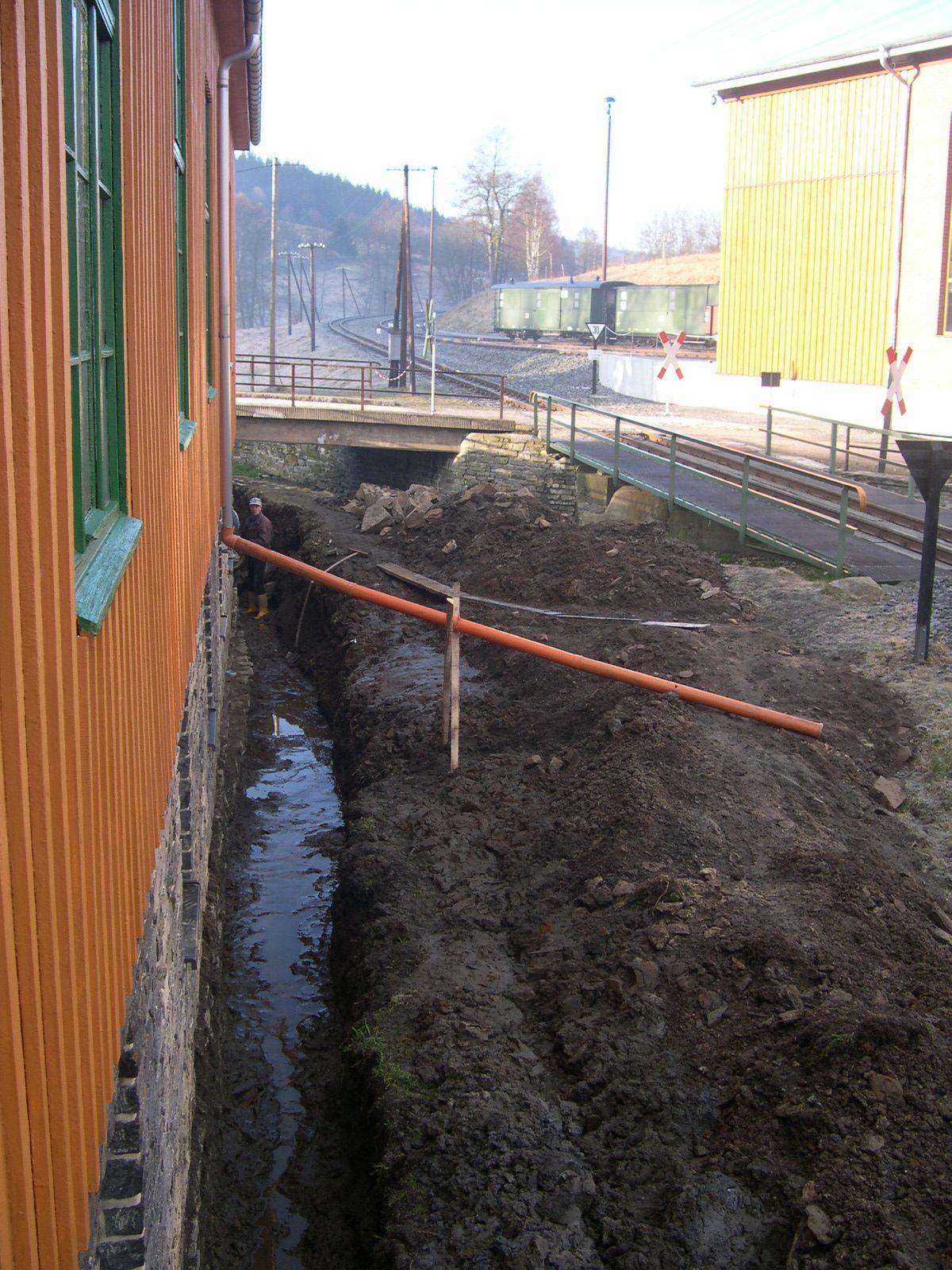 Anfang März 2007 begannen die Arbeiten zur Trockenlegung des Fundamentes der Lagerhalle mit dem Freischachten des Fundamentes auf der Seite des Schwarzwassers.
