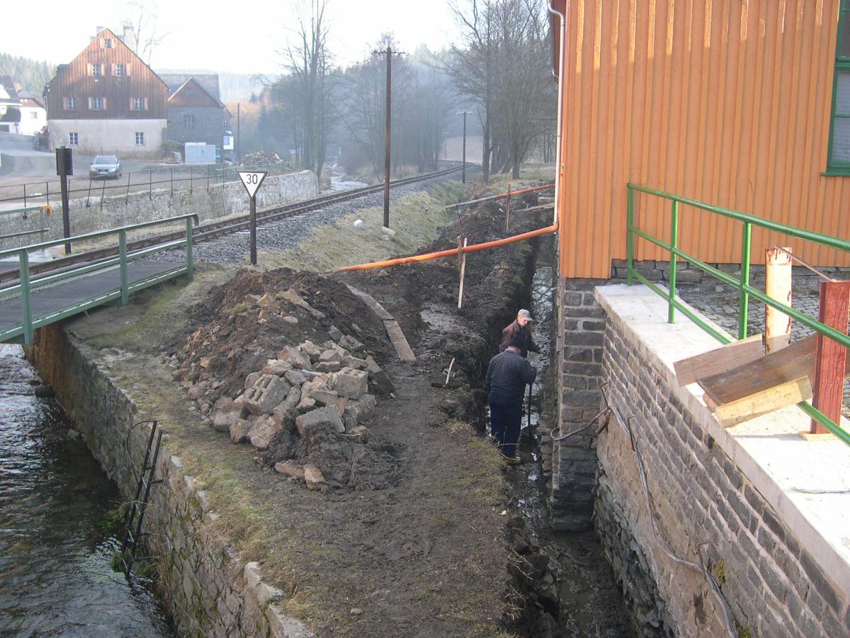 Das Mauerwerk des Fundamentes wurde durch Grundwasser und regelmäßige Hochwasser in den letzten Jahren regelrecht durchfeuchtet. Deshalb wird es auf rund zwei Meter Tiefe ausgeschachtet.