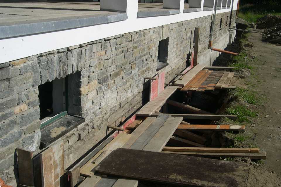 Das Einfüllen des Betons auf der Hangseite ist vorbereitet, der hintere Abschnitt ist bereits betoniert.