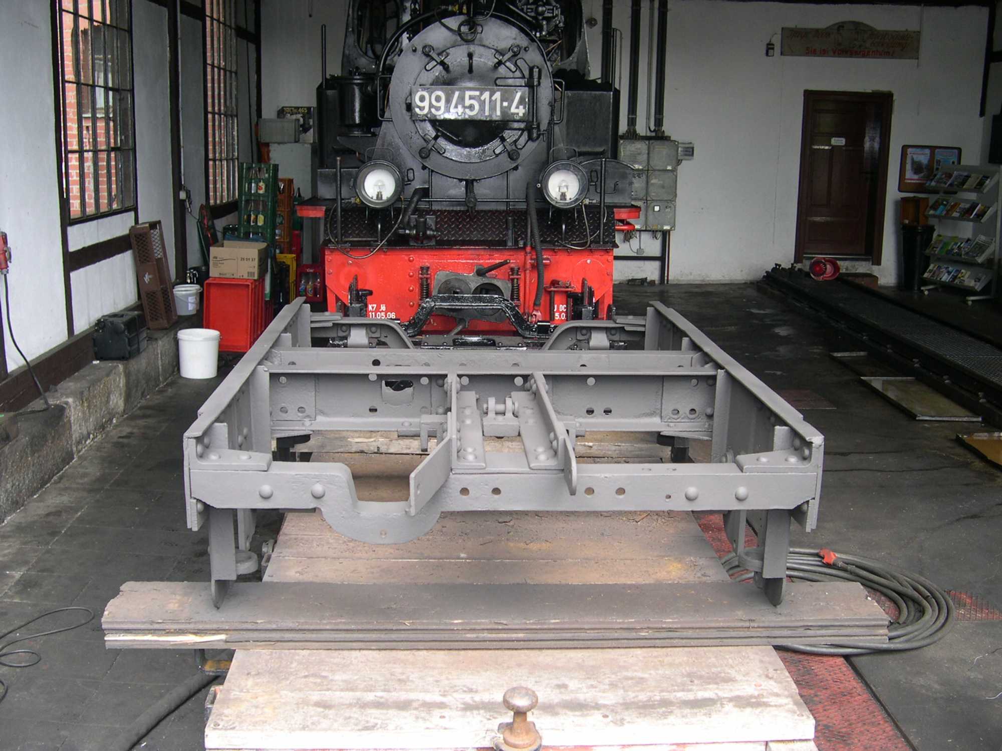 Das sandgestrahlte Drehgestell von Rollfahrzeug Rf4 97-03-78 im Stand 1 des Lokschuppens vor Meppel 99 4511-4.