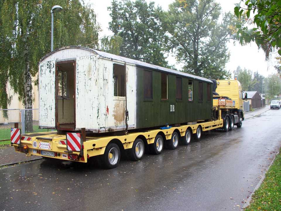 Ankunft des alten Kastens von Wagen 970-214 bei der Tischlerei in Zwönitz.