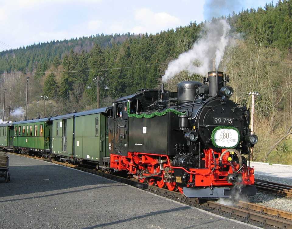 Der Karfreitag, der 6. April 2007, stand auf der Preßnitztalbahn im Zeichen des 80. Dienstjubiläums der VI K 99 715. Fast auf den Tag genau vor 80 Jahren, am 5. April 1927, hatte 99 715 ihre Probefahrt von Meinersdorf nach Thum absolviert und wurde in den Dienst der DRG gestellt. Festlich geschmückt und mit der ursprünglichen Beschilderung war sie am Karfreitag 2007 auf der Preßnitztalbahn im Einsatz.