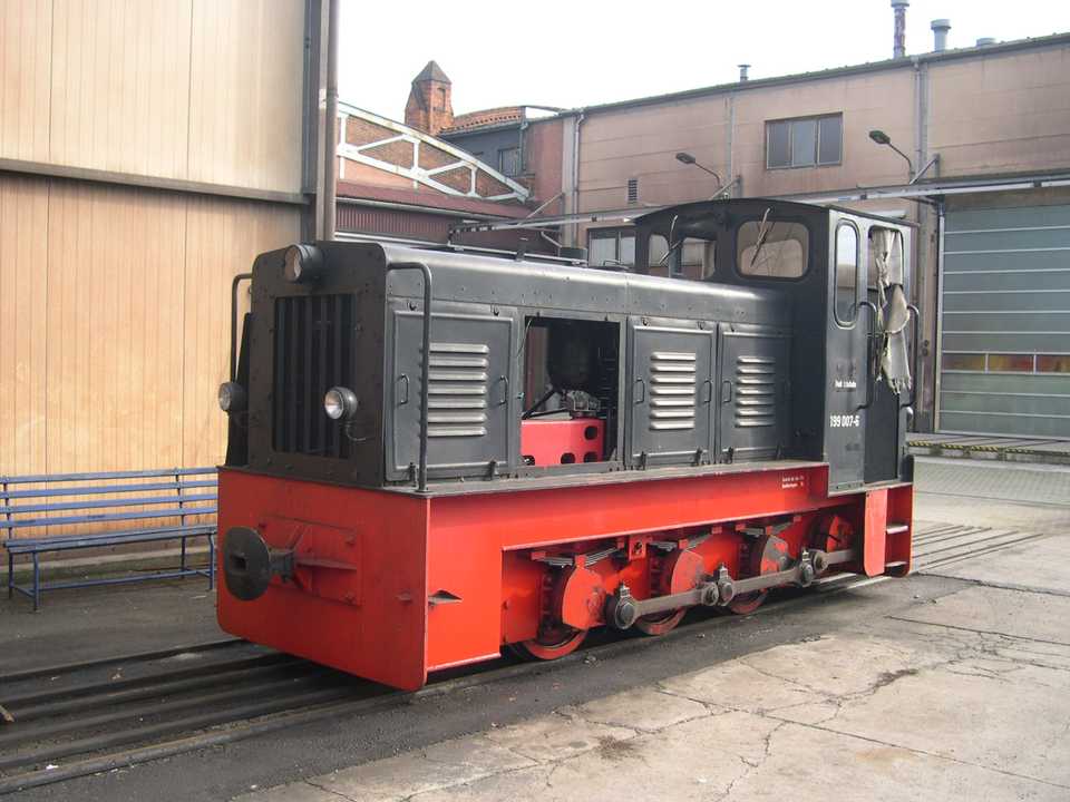 Die Ns4 199 007 der Preßnitztalbahn wartet im Dampflokwerk Meiningen auf die Ausführung der Fahrzeuguntersuchung.