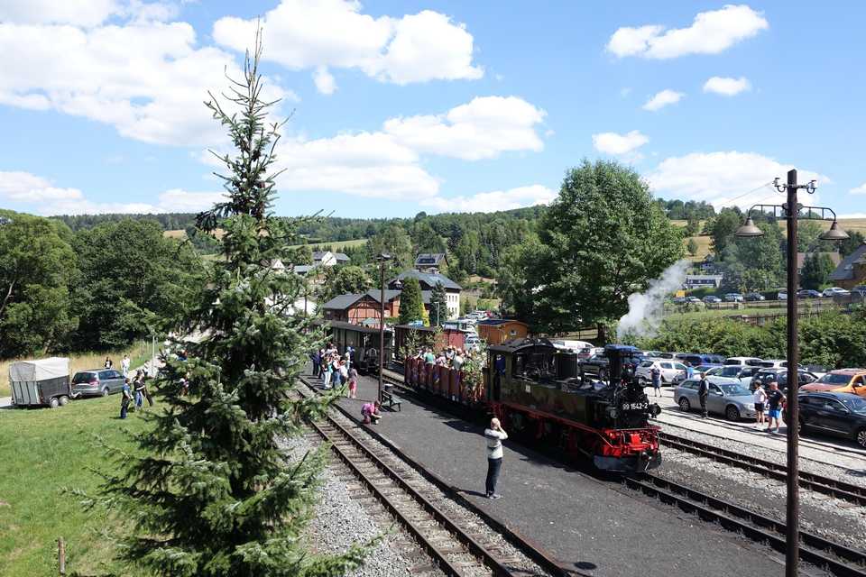Als erster Wagen hinter der Lok wird der Ziegentransport in den Zug nach Jöhstadt eingereihtl.