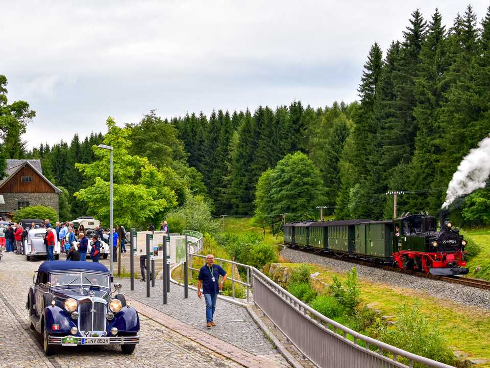 Sachsen Classic 2021: Links eine Horch 853, rechts eine Hartmann IV K :-)