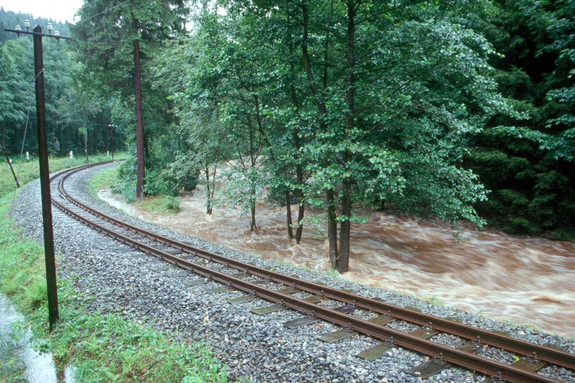 Am Strecken-Kilometer 17,1 unterhalb der Straße nach Grumbach schwappt die Preßnitz direkt bis an das Gleisbett heran und spült kräftig am Damm aus.