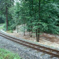 Am Strecken-Kilometer 17,1 unterhalb der Straße nach Grumbach schwappt die Preßnitz direkt bis an das Gleisbett heran und spült kräftig am Damm aus.