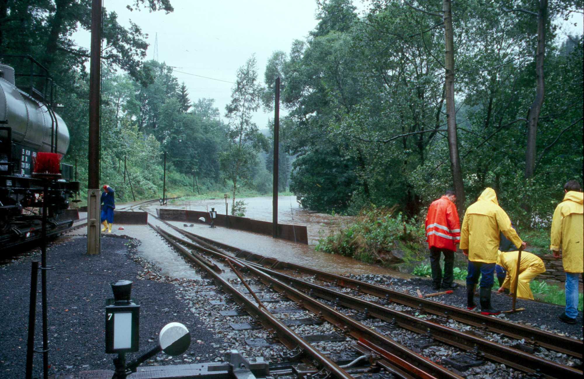 An der Einfahrt zum Bahnhof Steinbach werden provisorische Verbaue gebaut, um ein Überschwemmen der Gleisanlagen zu verhindern.