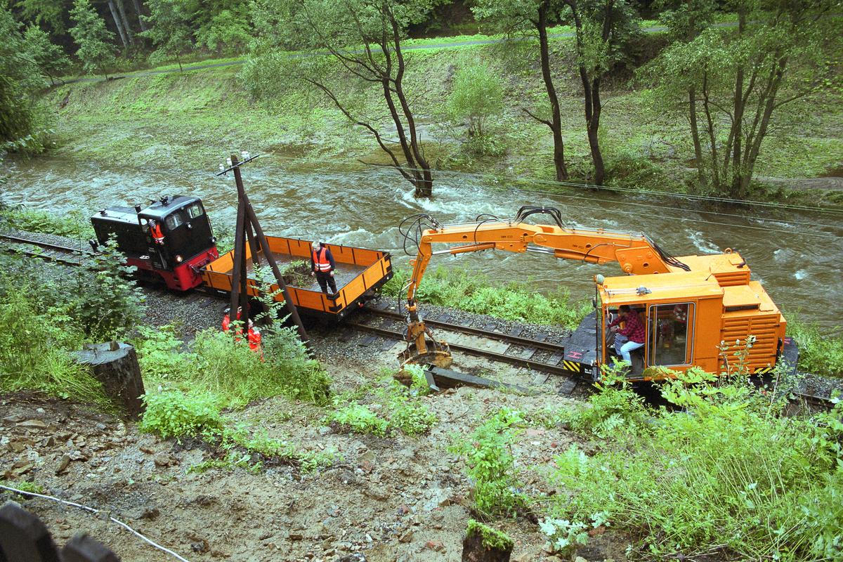 Am Haltepunkt Wildbach haben die Wassermassen den Hang ins Rutschen gebracht, mit dem Gleisbagger wird bereits an der Beräumung gearbeitet.