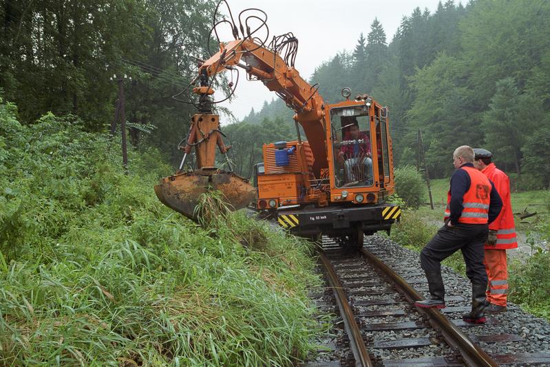Mit dem Gleisbagger muss der Bahngraben von angeschwemmten Material gereinigt werden, um die Profilfreiheit der Strecke wieder herzustellen.