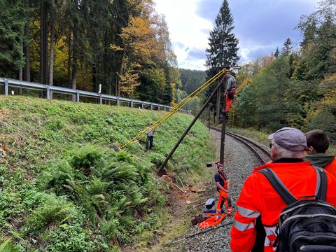 Bei der Rückkehr des Arbeitstrupps aus Steinbach wird am Mast der Streckenfernsprechleitung noch gearbeitet.
