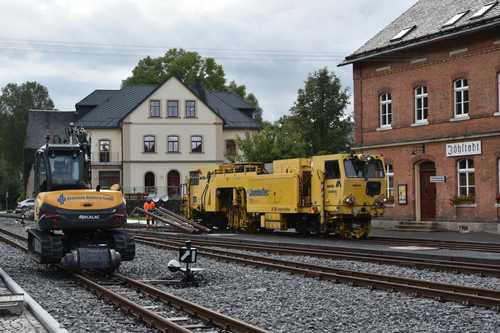 Die Stopfmaschine von JumboTec ist in Jöhstadt am Gleis 11 eingetroffen.