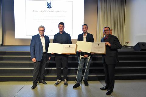 Dr. Andreas Winkler, Heizer Paul Roschke, Lokführer Martin Kreher und Laudator Prof. Hans-Christoph Thiel mit den Preis-Urkunden.