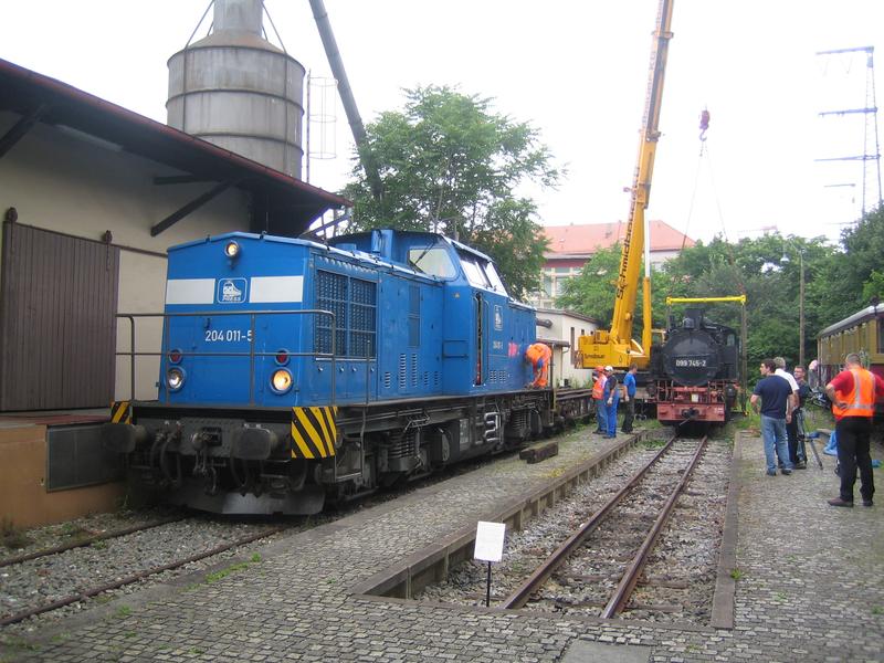 Die Kräne haben Aufstellung genommen, die blaue V100 der Press GmbH steht mit einem Transportwagen für den Zwischentransport bereit.