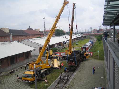 Zweite Verladeetappe in Nürnberg. Die Lok wird auf den bereitstehenden Tieflader umgesetzt.