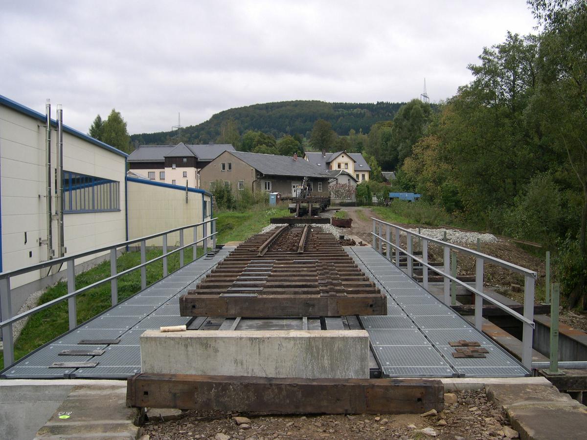 Am Gleis auf der Brücke wird die Erweiterung angesetzt.