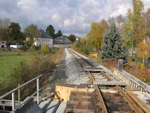 Innerhalb von drei Wochen wurde das Gleis auf dem Damm zwischen Kilometer 14,6 und 14,8 montiert.