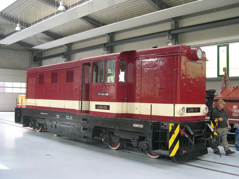 Die Lok L45H-358 der Fichtelbergbahn von der BVO Bahn GmbH war einer der auffälligsten Gäste des Dieselloktreffens aus Anlass des IV. Schmalspurbahnfestivals 2006 und stand besonders prägnant in der Fahrzeughalle ausgestellt.