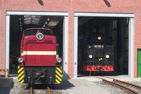 Ein Kontrast wie er deutlicher nicht sein kann: Diesellok 199 013 der SOEG und Neuankömmling 99 1781 der Preßnitztalbahn präsentieren sich hier dem Fotografen.