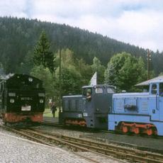 Die V10c der IG Weißeritztalbahn e.V. (vorn) und der Traditionsbahn Radebeul e.V. (Zuglok) warten in Schmalzgrube die Kreuzung mit dem durch 99 1715-4 gezogenen Zug ab.