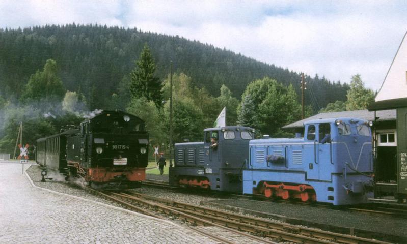 Die V10c der IG Weißeritztalbahn e.V. (vorn) und der Traditionsbahn Radebeul e.V. (Zuglok) warten in Schmalzgrube die Kreuzung mit dem durch 99 1715-4 gezogenen Zug ab.