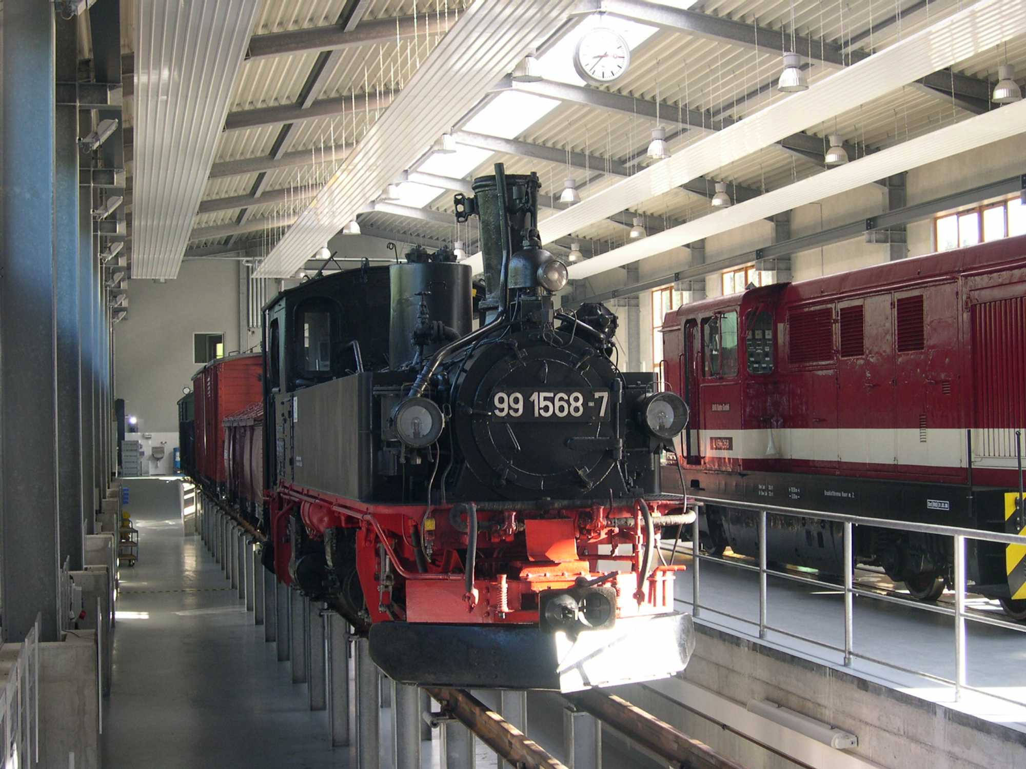 IV K 99 1568-7 der Preßnitztalbahn kam diesmal nicht zum Einsatz, sondern stand für die Besucher in der Ausstellungs- und Fahrzeughalle für Besichtigungen „von unten“ auf dem aufgeständerten Gleis 3 zur Verfügung.