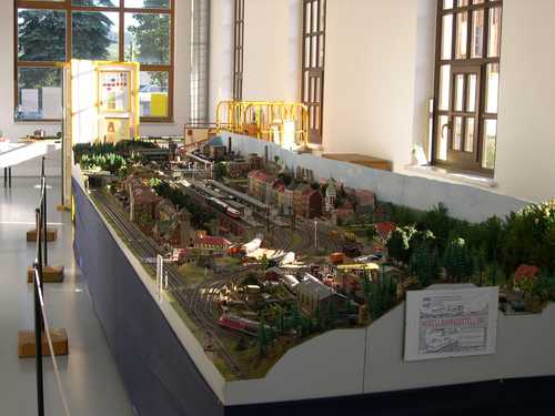 Im Werkstattstand des Mehrzweckgebäudes der Ausstellungs- und Fahrzeughalle war intensiver Fahrbetrieb auf der Modulanlage des Modelleisenbahnclub Marienberg zu erleben.