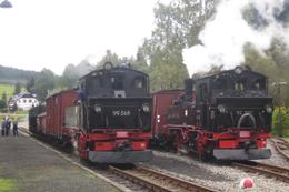 Zwei GGw-Güterzüge stehen im Bahnhof Schlössel abfahrbereit.