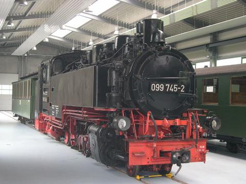 Noch mit „DB AG“-Beschilderung 099 745-2 steht 99 1781-6 jetzt als nicht betriebsfähiges Ausstellungsstück in der Ausstellungs- und Fahrzeughalle der Preßnitztalbahn.