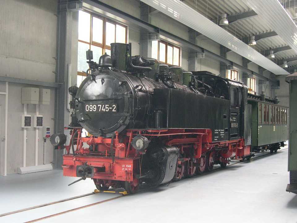 99 1781-6 steht noch mit ihrer zwischenzeitlichen DB-Nummer ohne Stangen und nur oberflächlich mit Öl aufgepeppt auf Gleis 1 in der Ausstellungs- und Fahrzeughalle der Preßnitztalbahn.