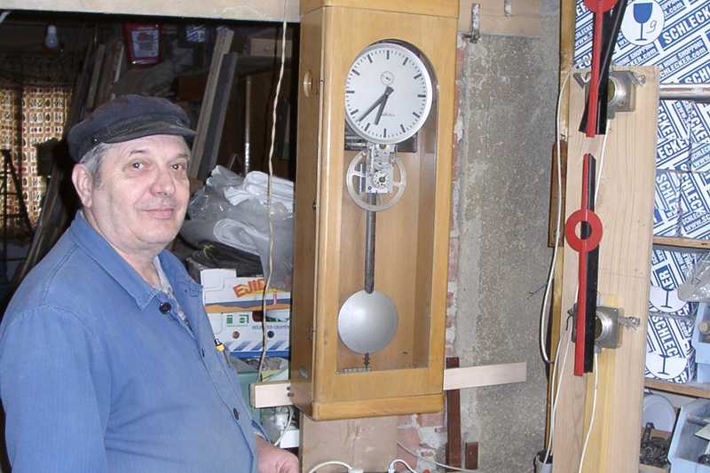 In der Werkstatt von Wolfgang Friedel befinden sich noch die Fragmente für die künftige Uhr der Fahrzeughalle.