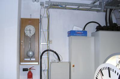 An der Wand der Werkstatt befindet sich die Zentraluhr.