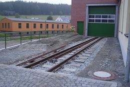 Das Gleis ist eingebaut und wird jetzt noch behelfsmäßig mit Mineralgemisch verfüllt.