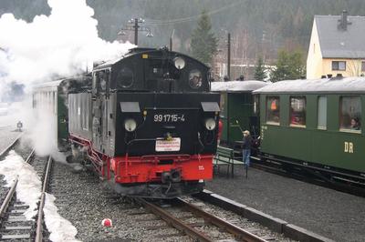 Zugkreuzung in Schmalzgrube bei weniger tollem Regenwetter.