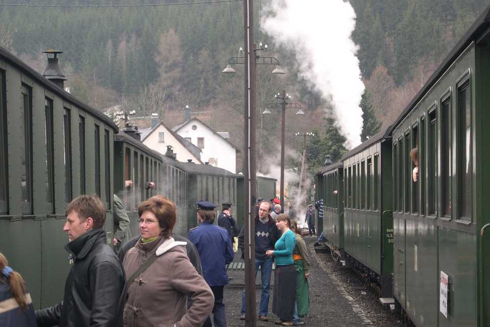 Zugkreuzung in Schmalzgrube bedeutet auch Gelegenheit für einen kurzen Schwatz mit dem Personal vom Gegenzug.