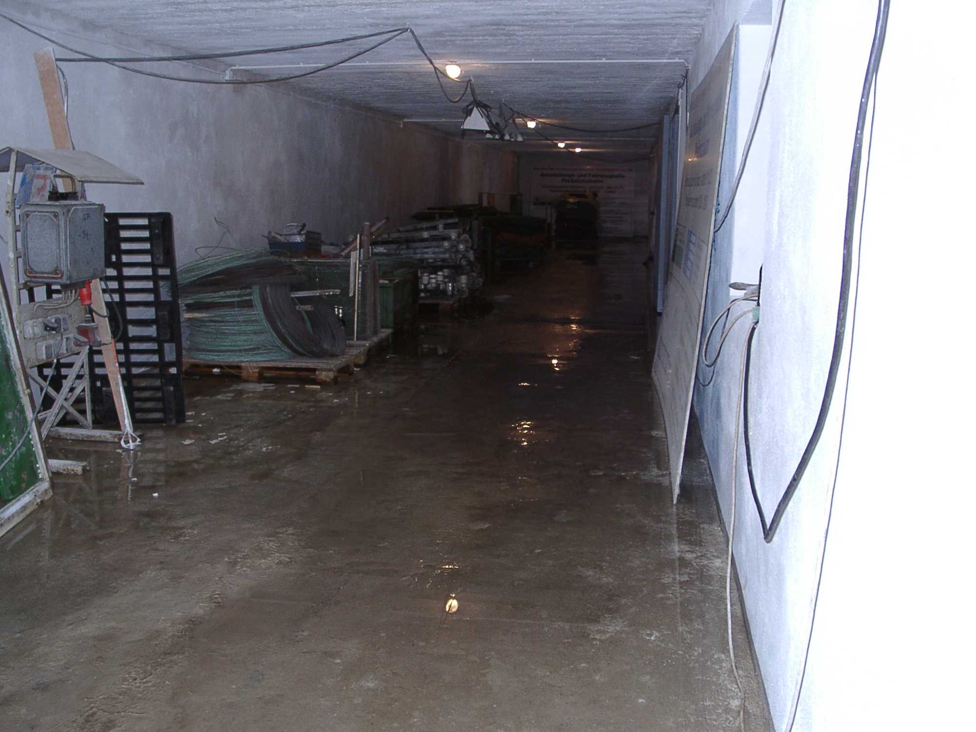 Durch das Hochwasser im Schwarzwasser wurde auch der Fußboden im Kellergeschoss der Lagerhalle überflutet.