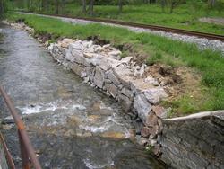 Mit großen Granitblöcken wurde inzwischen die Uferböschung ausgebaut und im Flußlauf einige Störsteine eingesetzt, die künftig solche extremen Wirbelbildungen verhindern sollen.