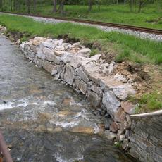 Mit großen Granitblöcken wurde inzwischen die Uferböschung ausgebaut und im Flußlauf einige Störsteine eingesetzt, die künftig solche extremen Wirbelbildungen verhindern sollen.