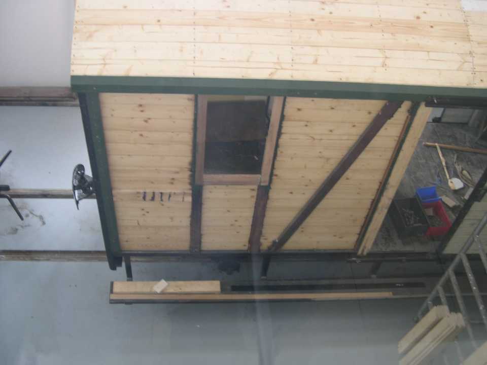 Blick auf den Werkstattstand mit Seiten- und Dachbereich der neuen Innenbeplankung.