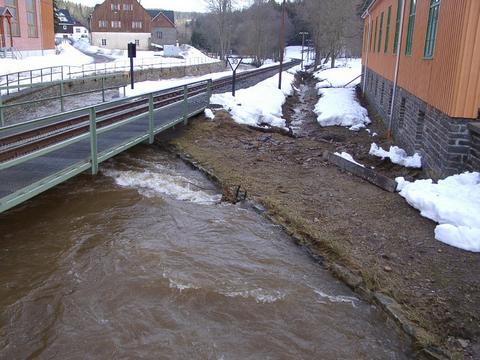 Nur wenige Zentimeter fehlten noch am Wasserstand des Schwarzwasser zum Erreichen der Unterkante der Brücke in Strecken-Kilometer 22,2.
