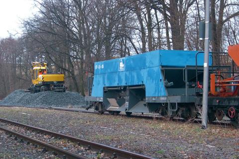 Im Bahnhof Thalheim (b. Oschatz) erfolgt die Schotterverladung für die Gleisbauarbeiten zwischen Nebitzschen und Glossen.
