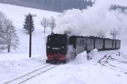 Der „WinterDampf-Express“ nach Steinbach passiert die Fahrzeughalle.