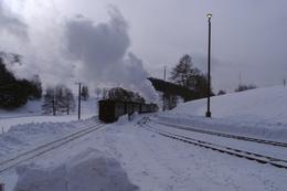 Der Winter stellt auch bei der Preßnitztalbahn hohe Anforderungen an die Freihaltung der Gleisanlagen, wie hier die Gleise zur Ausstellungs- und Fahrzeughalle.