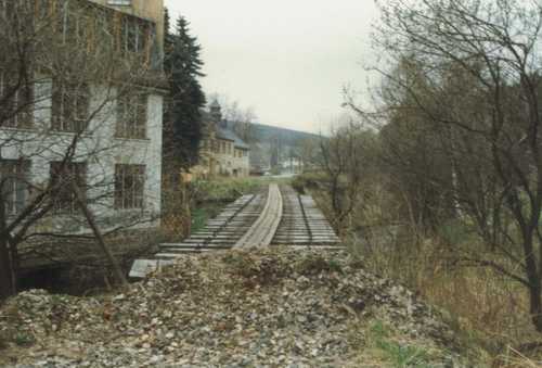 Blick über die Brücke über das Schwarzwasser in den ehemaligen und künftigen Bahnhof Schlössel.