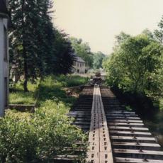Im Bahnhof Schlössel liegt bereits provisorisch verlegtes Gleis, an der Brücke wurden aber noch keine Arbeiten ausgeführt.
