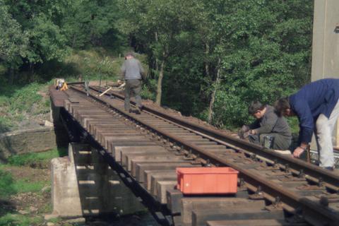 Montage der Schienen auf der Brücke