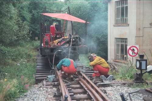Schweißarbeiten am Gleis auf der Brücke, nachdem die Einfahrweiche durch eine gebrauchte S49-Weiche (aus Wilischthal) ersetzt wurde.