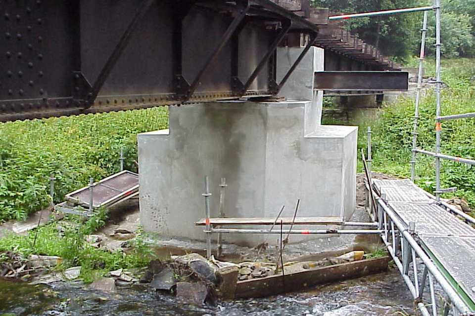 Sanierungsarbeiten am Brückenpfeiler.