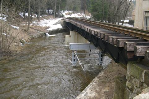 Das obere Brückensegment hat eine dauerhafte Hilfsabstützung bekommen, um die Durchbiegung zu verringern. Bei Hochwasser steht aber auch dieser voll in den Fluten.
