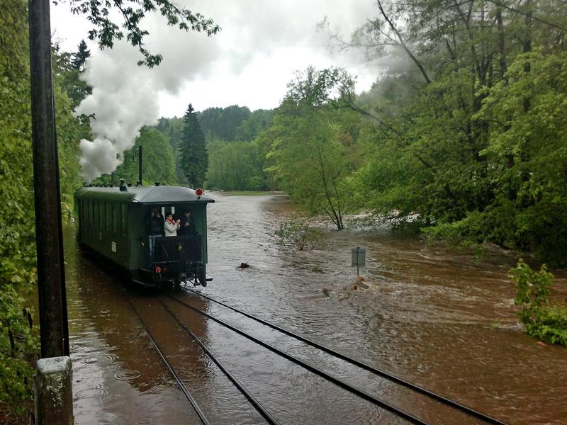 Im Juni 2013 sorgte langanhaltender Regen dafür, dass Schwarzwasser und Preßnitz erhebliches Hochwasser führten, so dass die Gleise in der Ausfahrt des Bahnhofes Steinbach bereits komplett im Wasser lagen.
